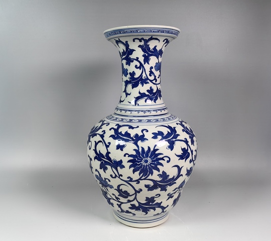 古玩陶瓷清中纏枝蓮紋青花賞瓶真品鑒賞圖