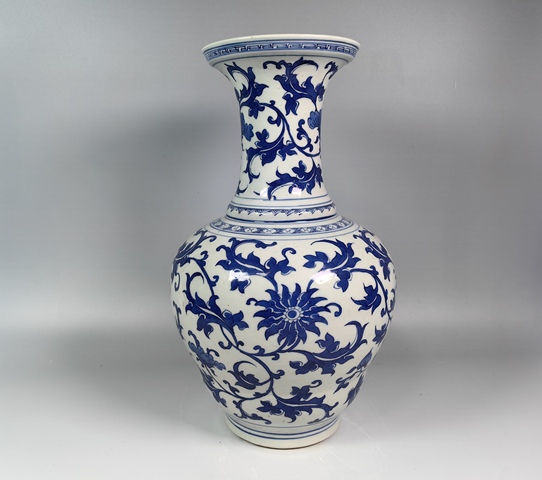 古玩陶瓷清中纏枝蓮紋青花賞瓶真品鑒賞圖