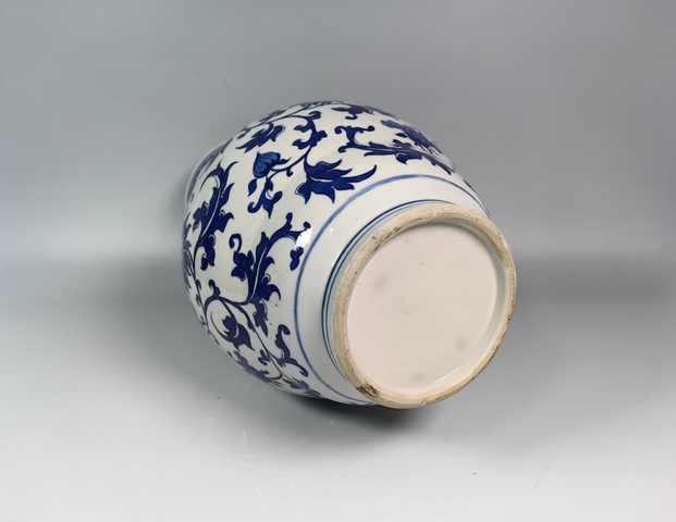 古玩陶瓷清中纏枝蓮紋青花賞瓶真品鑒賞圖