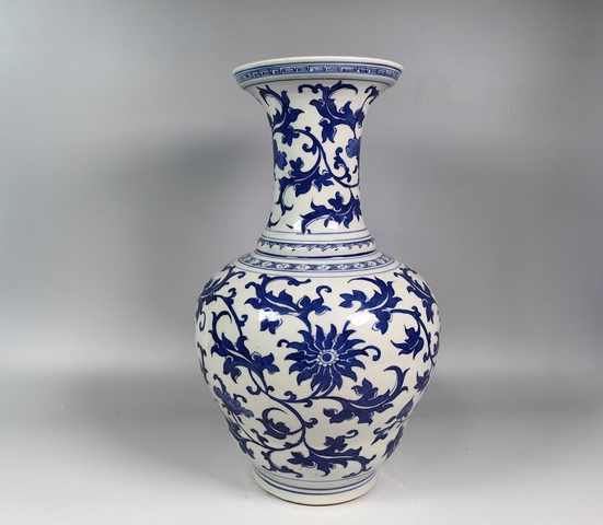 古玩陶瓷清中纏枝蓮紋青花賞瓶真品鑒賞圖