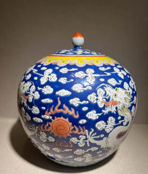 古玩陶瓷藍地粉彩龍紋西瓜罐真品鑒賞圖