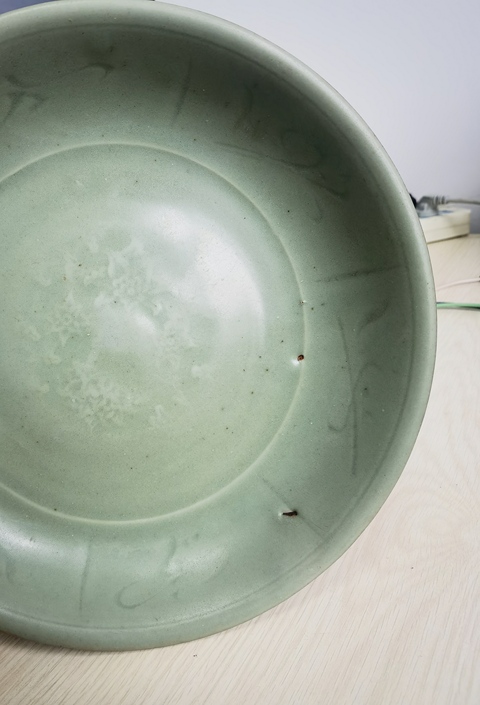 古玩陶瓷龍泉青瓷刻花盤真品鑒賞圖