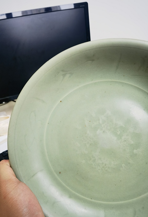古玩陶瓷龍泉青瓷刻花盤真品鑒賞圖