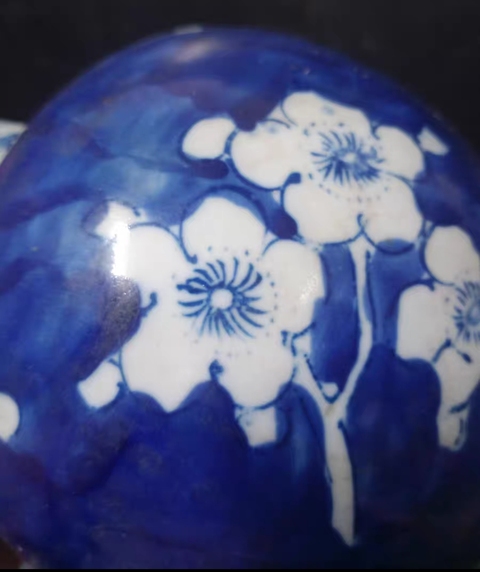 古玩陶瓷青花留白冰梅紋天球瓶真品鑒賞圖