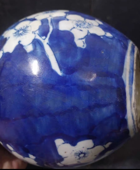 古玩陶瓷青花留白冰梅紋天球瓶真品鑒賞圖
