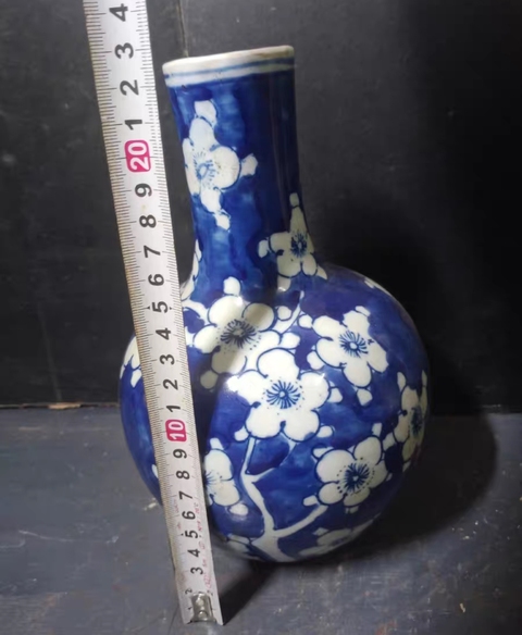 古玩陶瓷青花留白冰梅紋天球瓶真品鑒賞圖