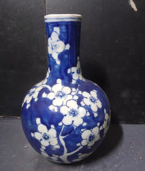 古玩陶瓷青花留白冰梅紋天球瓶真品鑒賞圖