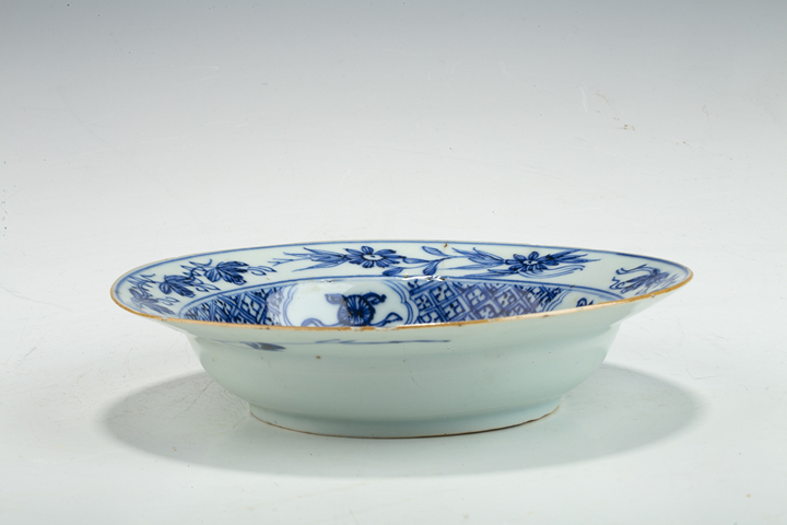 古玩陶瓷清康熙·青花線描花卉紋折沿盤真品鑒賞圖