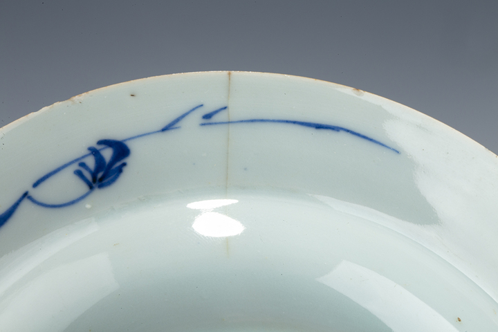古玩陶瓷清康熙·青花線描花卉紋折沿盤真品鑒賞圖