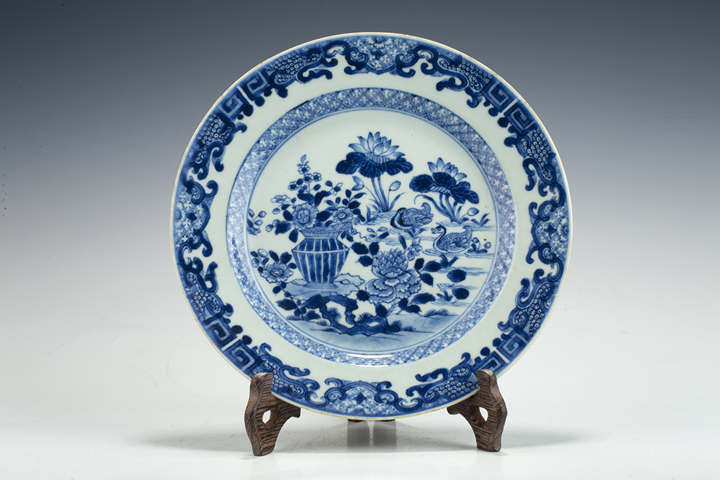 古玩陶瓷清乾隆·青花花籃滿池嬌紋折沿盤真品鑒賞圖