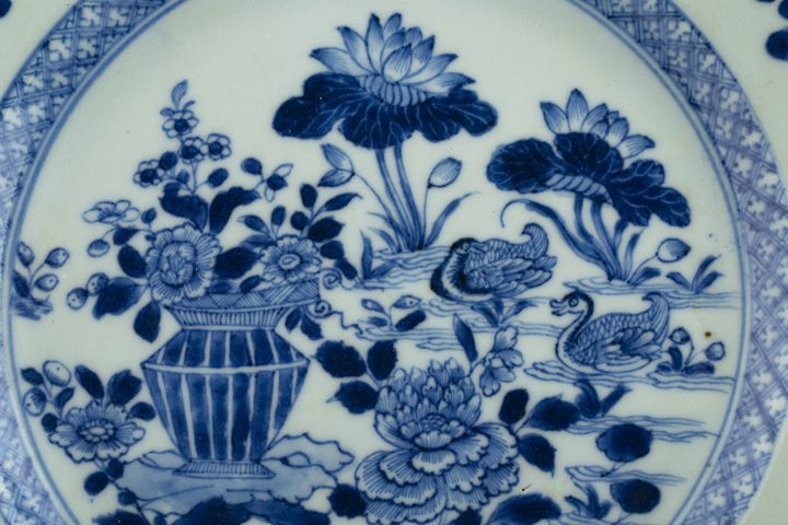 古玩陶瓷清乾隆·青花花籃滿池嬌紋折沿盤真品鑒賞圖