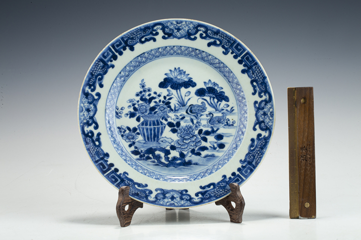 古玩陶瓷清乾隆·青花花籃滿池嬌紋折沿盤真品鑒賞圖