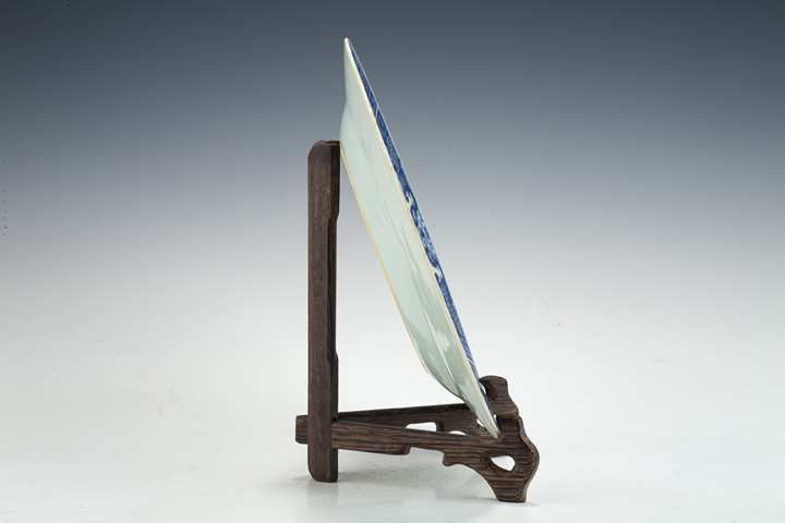 古玩陶瓷清乾隆·青花花籃滿池嬌紋折沿盤真品鑒賞圖