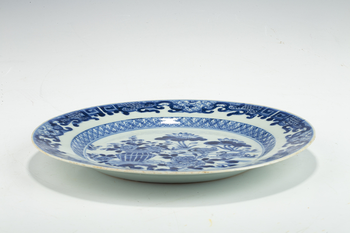 古玩陶瓷清乾隆·青花花籃滿池嬌紋折沿盤真品鑒賞圖