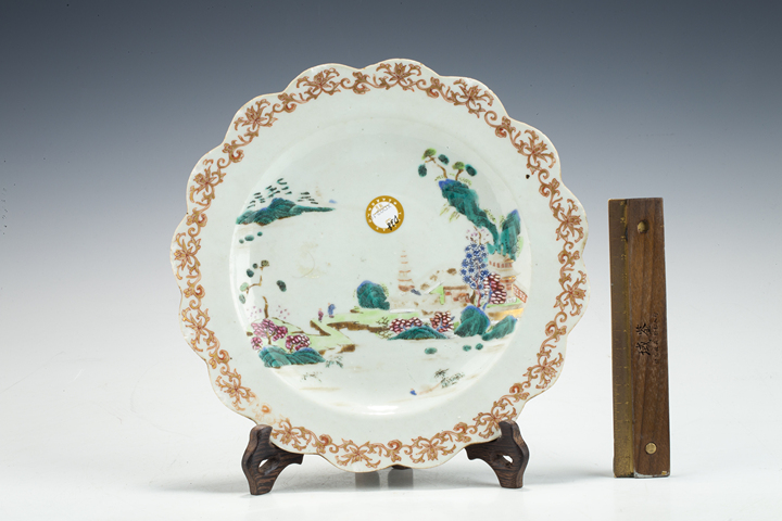 古玩陶瓷清乾隆·粉彩山水紋花口盤真品鑒賞圖