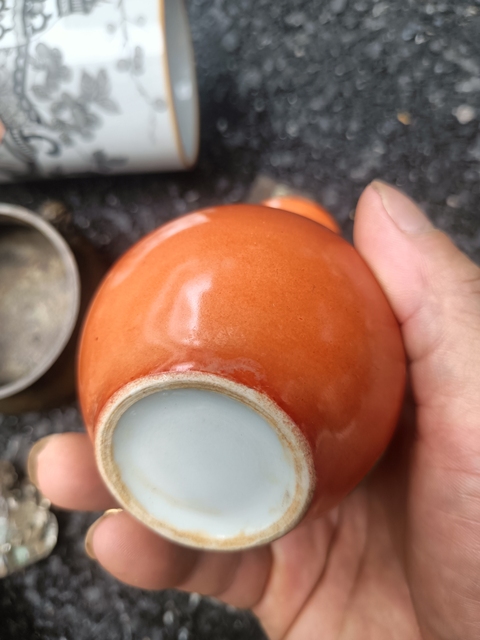 古玩陶瓷珊瑚紅釉花卉紋長頸撇口瓶真品鑒賞圖