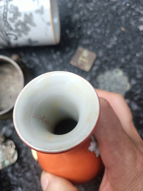 古玩陶瓷珊瑚紅釉花卉紋長頸撇口瓶真品鑒賞圖