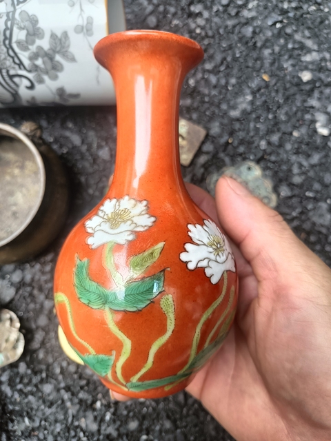 古玩陶瓷珊瑚紅釉花卉紋長頸撇口瓶真品鑒賞圖