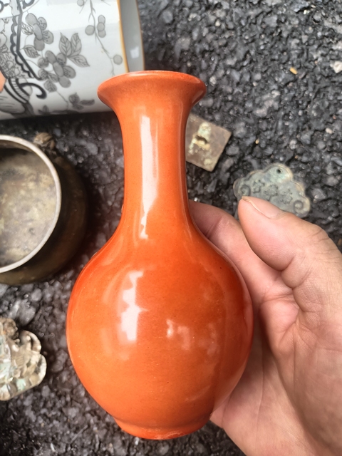 古玩陶瓷珊瑚紅釉花卉紋長頸撇口瓶真品鑒賞圖