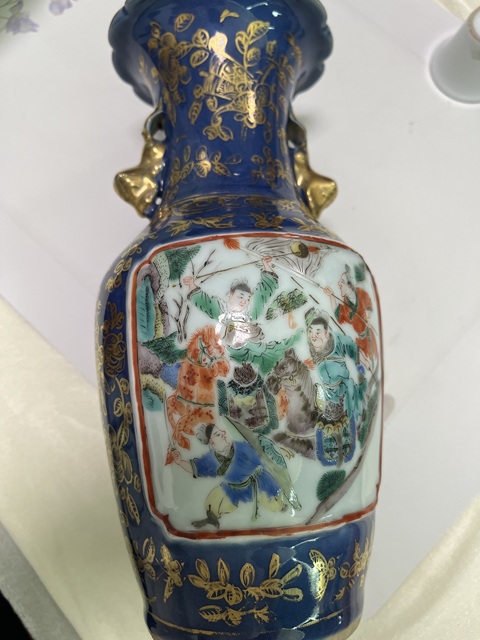 古玩陶瓷霽藍釉開光五彩人物故事紋花口瓶真品鑒賞圖