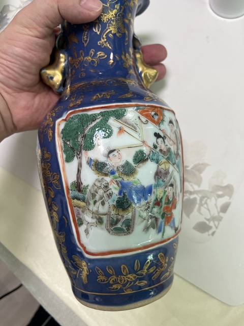 古玩陶瓷霽藍釉開光五彩人物故事紋花口瓶真品鑒賞圖