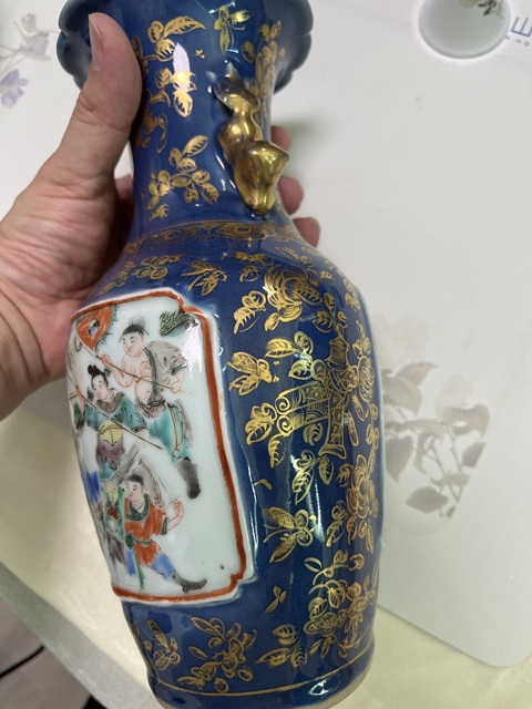 古玩陶瓷霽藍釉開光五彩人物故事紋花口瓶真品鑒賞圖