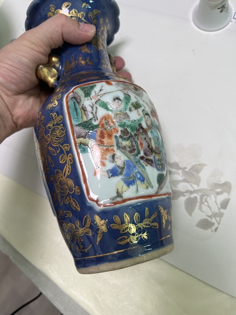 古玩陶瓷霽藍釉開光五彩人物故事紋花口瓶真品鑒賞圖