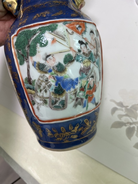 古玩陶瓷霽藍釉開光五彩人物故事紋花口瓶真品鑒賞圖