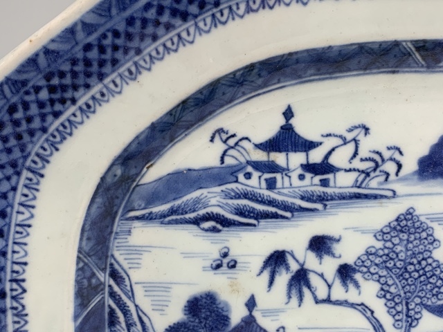 古玩陶瓷清乾隆·青花山水樓閣人物紋盤拍賣,當(dāng)前價格495元