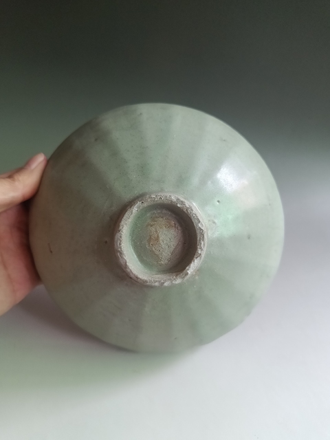 古玩陶瓷一口價便宜出宋末元初龍泉青瓷刻仰蓮紋碗拍賣,當前價格3200元