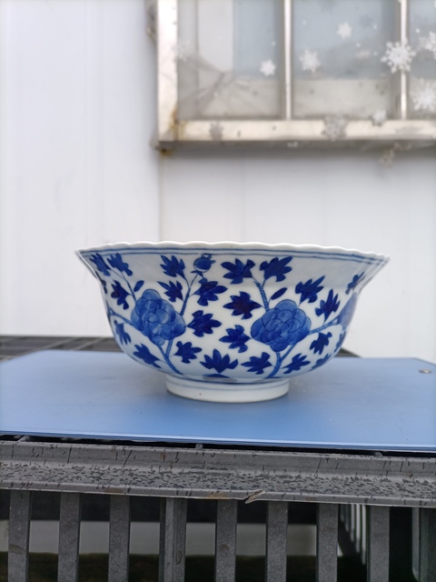 古玩陶瓷青花花卉紋花口碗真品鑒賞圖