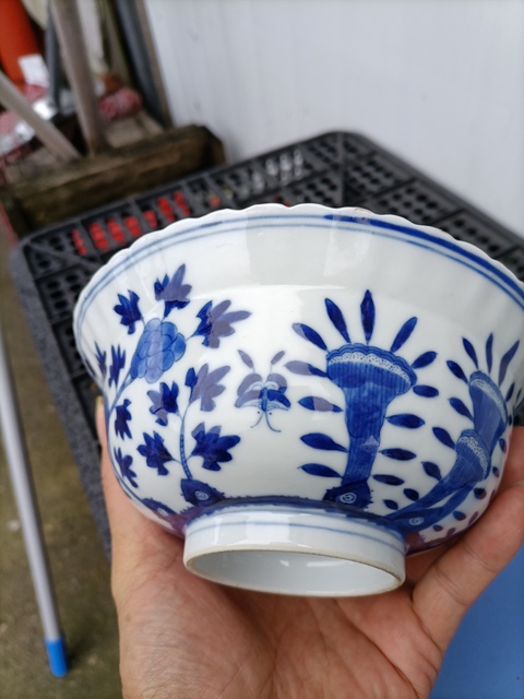 古玩陶瓷花卉紋青花碗真品鑒賞圖