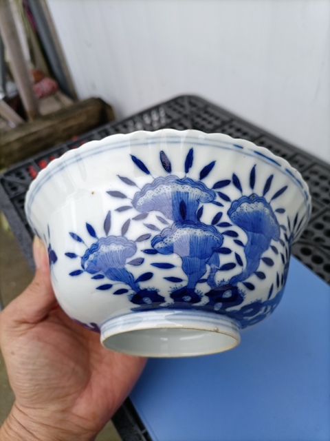 古玩陶瓷青花靈芝花卉紋花口碗真品鑒賞圖