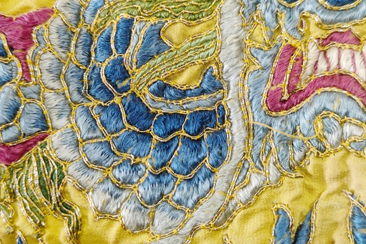 古玩雜項清末民初·黃地三藍盤金繡龍紋刺繡掛屏 真品鑒賞圖