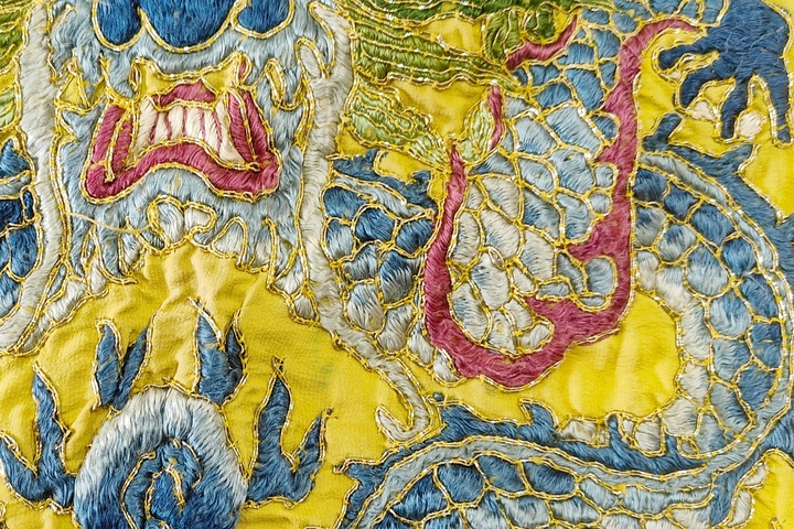 古玩雜項清末民初·黃地三藍盤金繡龍紋刺繡掛屏 真品鑒賞圖