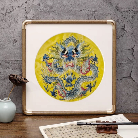 古玩雜項清末民初·黃地三藍盤金繡龍紋刺繡掛屏 真品鑒賞圖
