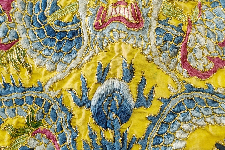 古玩雜項清末民初·黃地三藍盤金繡龍紋刺繡掛屏 真品鑒賞圖