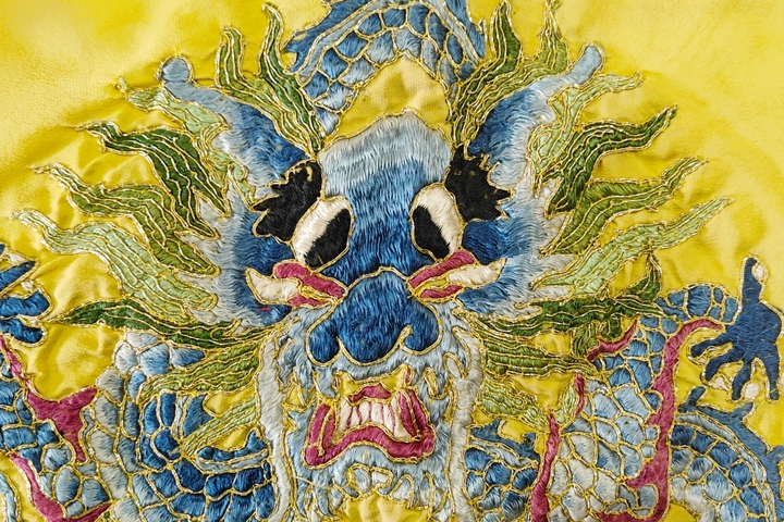 古玩雜項清末民初·黃地三藍盤金繡龍紋刺繡掛屏 真品鑒賞圖