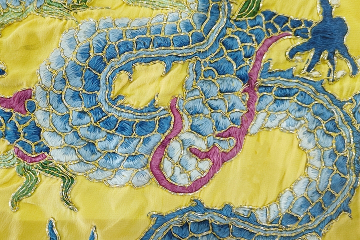 古玩雜項清末民初·黃地三藍盤金繡龍紋刺繡掛屏 真品鑒賞圖