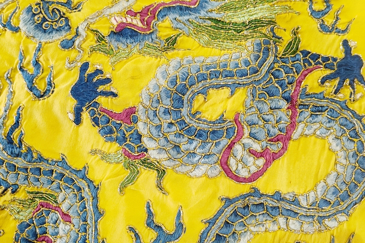 古玩雜項清末民初·黃地三藍盤金繡龍紋刺繡掛屏 真品鑒賞圖