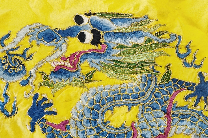 古玩雜項清末民初·黃地三藍盤金繡龍紋刺繡掛屏 真品鑒賞圖