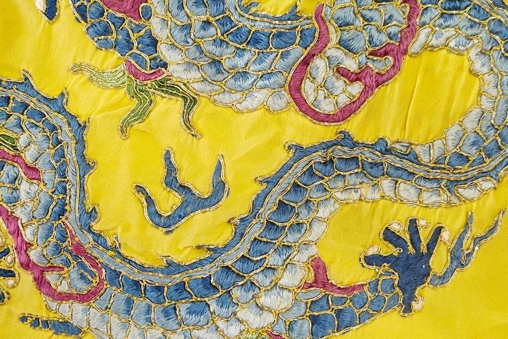 古玩雜項清末民初·黃地三藍盤金繡龍紋刺繡掛屏 真品鑒賞圖