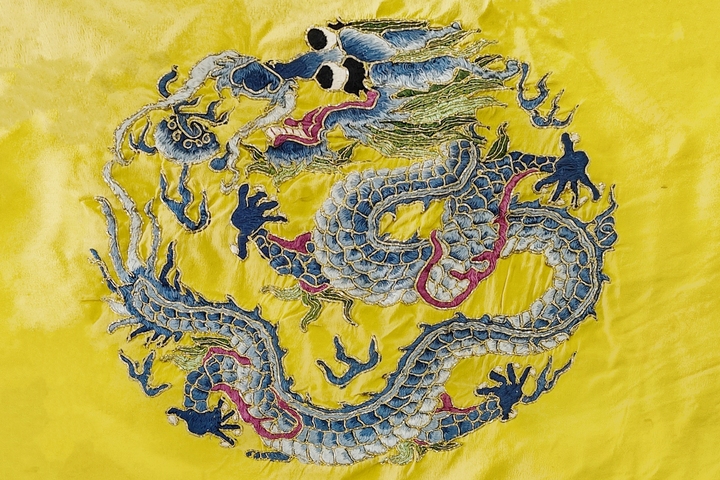 古玩雜項清末民初·黃地三藍盤金繡龍紋刺繡掛屏 真品鑒賞圖