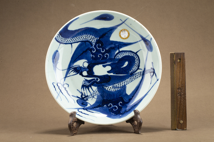 古玩陶瓷清雍乾·青花過墻龍紋盤拍賣，當前價格1551元