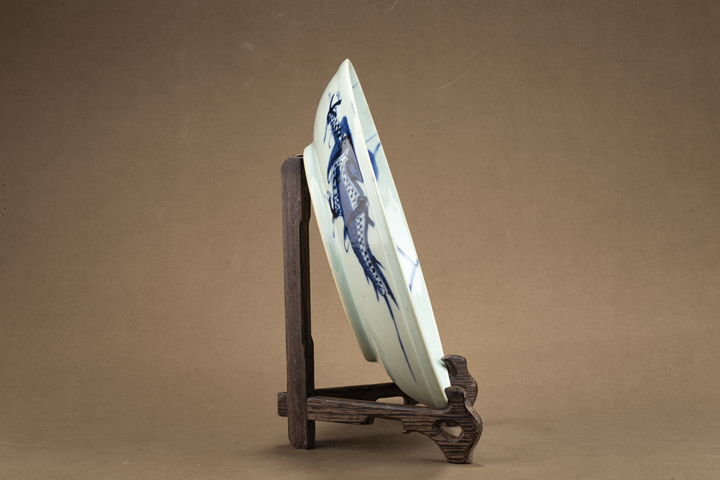 古玩陶瓷清雍乾·青花過墻龍紋盤拍賣，當前價格1551元