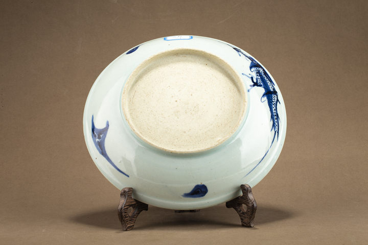 古玩陶瓷清雍乾·青花過墻龍紋盤拍賣，當前價格1551元