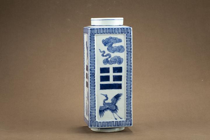 古玩陶瓷清晚·青花云鶴八卦紋琮式瓶拍賣，當前價格8092元