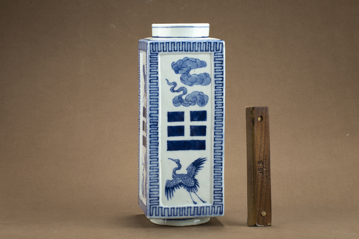 古玩陶瓷清晚·青花云鶴八卦紋琮式瓶拍賣，當前價格8092元