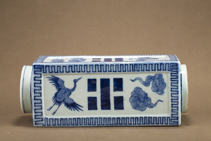 古玩陶瓷清晚·青花云鶴八卦紋琮式瓶拍賣，當前價格8092元