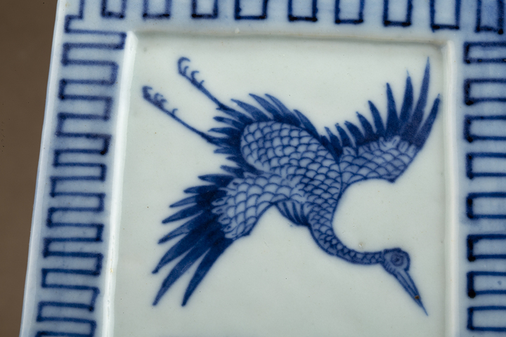 古玩陶瓷清晚·青花云鶴八卦紋琮式瓶拍賣，當前價格8092元